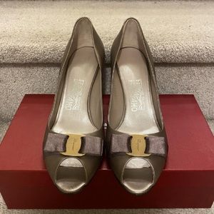 Authentic Brand New Salvatore Ferragamo Vara Bow Open toe Pumps Heels